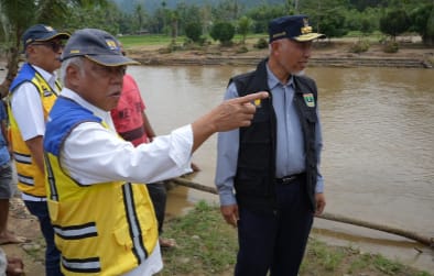 Menteri PUPR, Basuki Hadimoeljono meninjau lokasi banjir bandang yang melanda Kecamatan Koto XI Tarusan, Pesisir Selatan, Sumatra Barat,