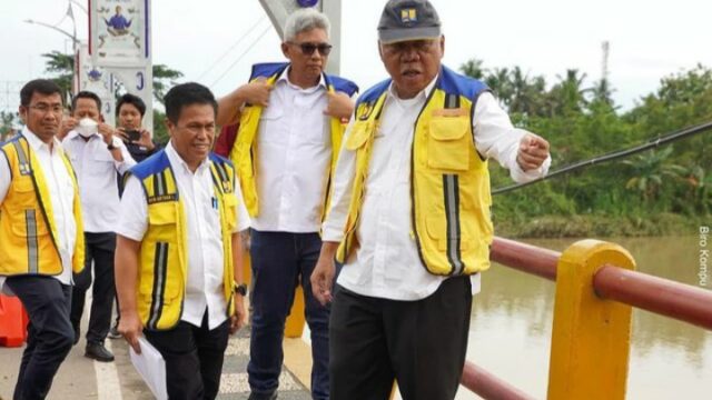 Menteri PUPR, Basuki Hadimuljono mengatakan, pembersihan dan perbaikan konektivitas Jalan Raya Padang-Painan di Kabupaten Pesisir Selatan yang sempat lumpuh akibat banjir