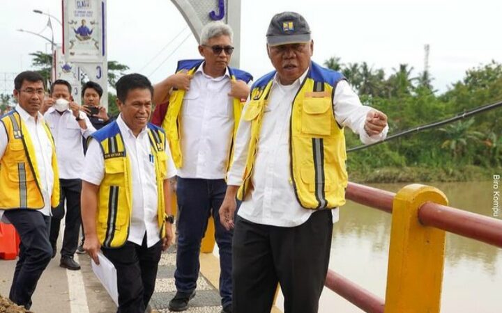 Menteri PUPR, Basuki Hadimuljono mengatakan, pembersihan dan perbaikan konektivitas Jalan Raya Padang-Painan di Kabupaten Pesisir Selatan yang sempat lumpuh akibat banjir