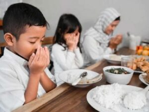 Bagi anak-anak, apalagi yang baru menjalani puasa pertama, tentu tidak mudah untuk menahan rasa haus, lapar, serta beberapa emosi negatif