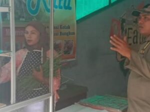Personel Satpol PP yang di BKO-kan di Kecamatan Pauh, mendatangi salah satu rumah makan di Kelurahan Kapalo Koto, Kecamatan Pauh, Kota Padang