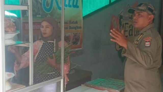 Personel Satpol PP yang di BKO-kan di Kecamatan Pauh, mendatangi salah satu rumah makan di Kelurahan Kapalo Koto, Kecamatan Pauh, Kota Padang
