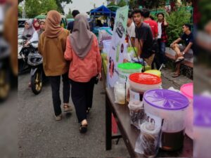 Bulan puasa identik dengan pasar Ramadan atau orang Minangkabau menyebutnya pasar pabukoan. Pasar pabukoan menjual berbagai macam takjil