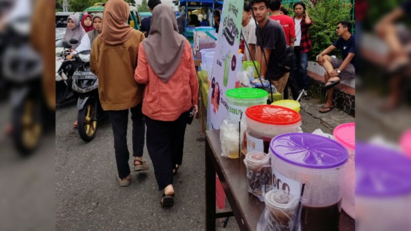 Bulan puasa identik dengan pasar Ramadan atau orang Minangkabau menyebutnya pasar pabukoan. Pasar pabukoan menjual berbagai macam takjil