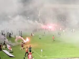 PSSI memberikan sanksi kepada Semen Padang FC atas kerusuhan yang terjadi pada pertandingan Final leg kedua Liga 2 2023/2024 saat menghadapi PSBS Biak