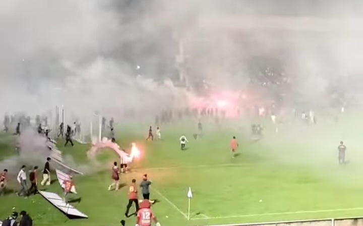 PSSI memberikan sanksi kepada Semen Padang FC atas kerusuhan yang terjadi pada pertandingan Final leg kedua Liga 2 2023/2024 saat menghadapi PSBS Biak