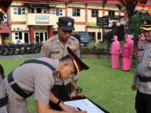 Kapolresta Padang, Kombes Pol Ferry Harahap memimpin kegiatan serah terima jabatan Kapolsek Padang Utara, Selasa (19/3/2024) di Lapangan.