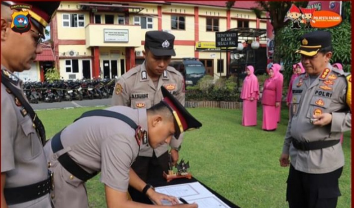 Kapolresta Padang, Kombes Pol Ferry Harahap memimpin kegiatan serah terima jabatan Kapolsek Padang Utara, Selasa (19/3/2024) di Lapangan.