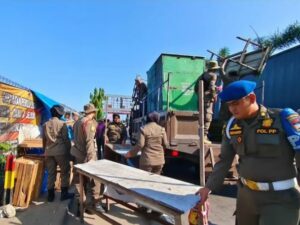 Ditinggal Usai Berjualan, Lapak PKL di Jalan Adinegoro Ditertibkan Satpol PP Padang