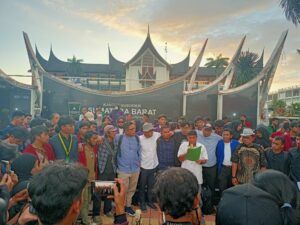 Ratusan akademika dan masyarakat sipil Sumatra Barat melakukan aksi unjuk rasa di depan Kantor Gubernur Sumatra Barat, Jalan Sudirman.
