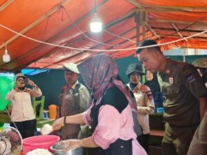 Sebanyak delapan warung makan ditertibkan oleh personel Satpol PP karena memfasilitasi makan siang di tempat. Penertiban itu dilakukan