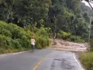 Musibah longsor terjadi di tapian Danau Singkarak, tepatnya di daerah Tonggak Tujuah Kubangan, Nagari Kacang, Kabupaten Solok pada