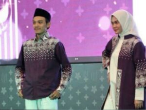 Seragam batik jemaah Indonesia pada musim haji 2024 ini berbeda dengan tahun sebelumnya. Pada tahun ini, jemaah Indonesia akan mengenakan