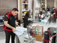 Pihak kejaksaan melakukan penggeledahan di Kantor Gubernur Sumbar, Senin Penggeledahan ini dilakukan berkaitan dengan dugaan korupsi