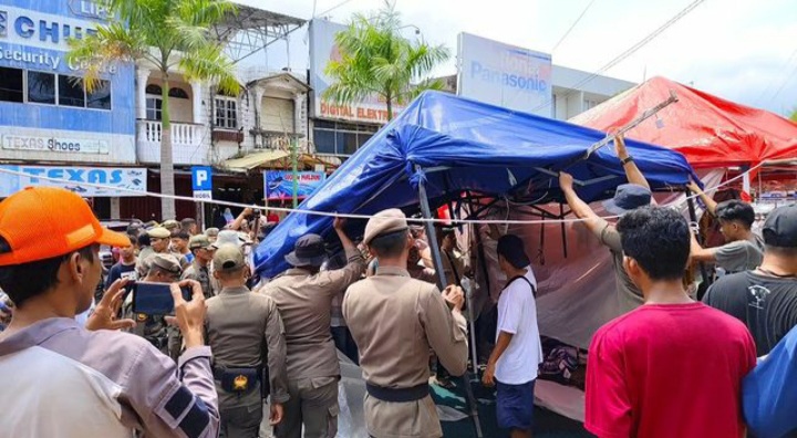 Penertiban terhadap pedagang kaki lima (PKL) kembali dilakukan kawasan Pasar Raya Kota Padang, Rabu (27/3/2024). Penertiban ini dilakukan