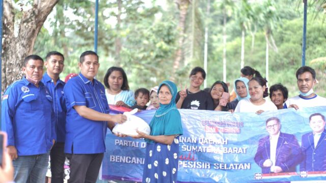DPD Partai Demokrat Sumbar menyalurkan bantuan untuk para korban banjir dan longsor di Kabupaten Pesisir Selatan pada Minggu (24/3/2024).