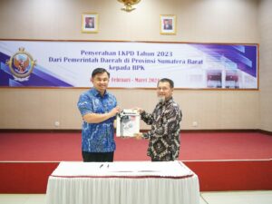 Bupati Dharmasraya, Sutan Riska Tuanku Kerajaan menyerahkan LKPD tahun Anggaran 2023 kepada Kepala Badan Pemeriksa Keuangan (BPK)