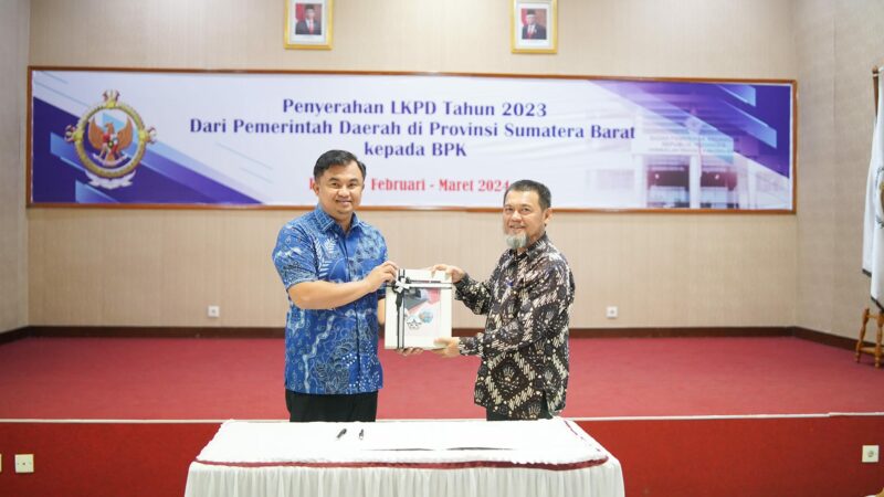 Bupati Dharmasraya, Sutan Riska Tuanku Kerajaan menyerahkan LKPD tahun Anggaran 2023 kepada Kepala Badan Pemeriksa Keuangan (BPK)