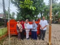 PT Supreme Energy Bantu Kontainer Sampah untuk DLH Kota Padang