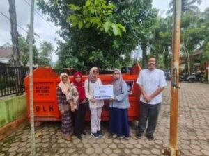 PT Supreme Energy Bantu Kontainer Sampah untuk DLH Kota Padang