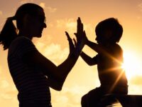 Ilustrasi orang tua mengasuh anak Ilmu Parenting: Cara Mengawal Tumbuh Kembang Anak