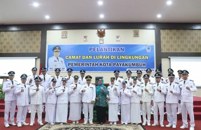 Pj Wali Kota Payakumbuh, Jasman mengukuhkan serta melantik Camat dan Lurah se-Kota Payakumbuh di aula pertemuan Ngalau Indah lantai III