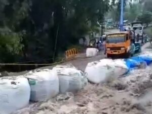 Sempat Terhambat Akibat Air Meluap di Kelok Hantu, Jalan Raya Padang Panjang - Bukittinggi Buka Tutup