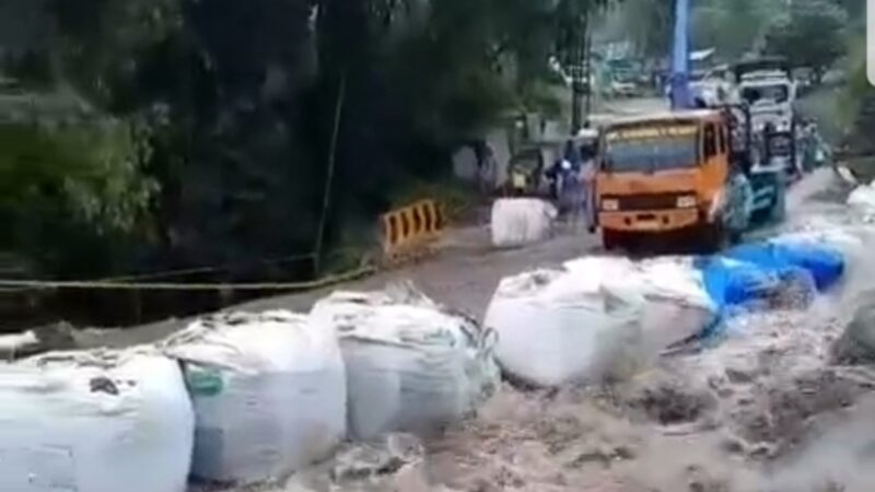 Sempat Terhambat Akibat Air Meluap di Kelok Hantu, Jalan Raya Padang Panjang - Bukittinggi Buka Tutup