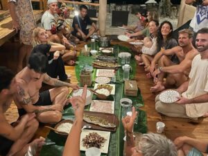 Kiedis Sang Vokalis Red Hot Chili Peppers Selancari Ombak Mentawai dan Nikmati Keindahan Budaya Lokal