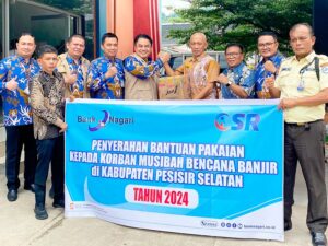 Bank Nagari Salurkan Bantuan Pakaian Layak untuk Korban Banjir Pessel