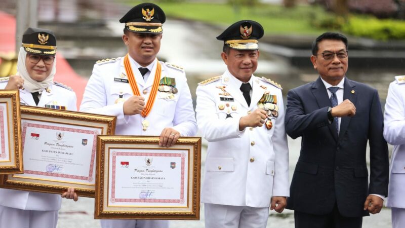 Bupati Dharmasraya, Sutan Riska Tuanku Kerajaan menerima penghargaan Kinerja Pemerintah Kabupaten Terbaik. Yakni, piagam penghargaan atas