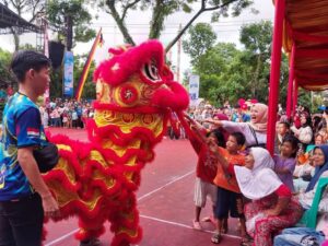 Aksi Barongsai Meriahkan Festival Muaro Padang, Penonton Antusias Berebut Jeruk
