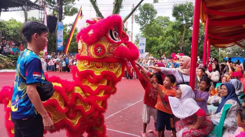 Aksi Barongsai Meriahkan Festival Muaro Padang, Penonton Antusias Berebut Jeruk