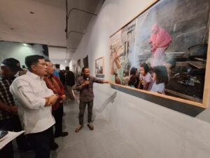 Tambah Koleksi, Ekos Albar Berburu Karya Seni di Pameran Seni Rupa dan Fotografi Taman Budaya Padang