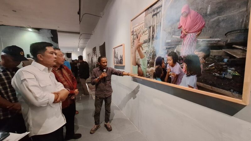 Tambah Koleksi, Ekos Albar Berburu Karya Seni di Pameran Seni Rupa dan Fotografi Taman Budaya Padang