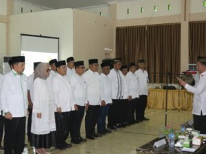 Kasubdit Bina Petugas Mukhammad Khanif melantik Petugas Penyelenggara Ibadah Haji (PPIH) Embarkasi Padang 1445 H/2024 M. Pelantikan