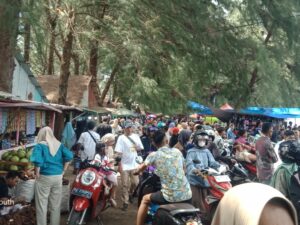 Pantai Tiku Disesaki Wisatawan