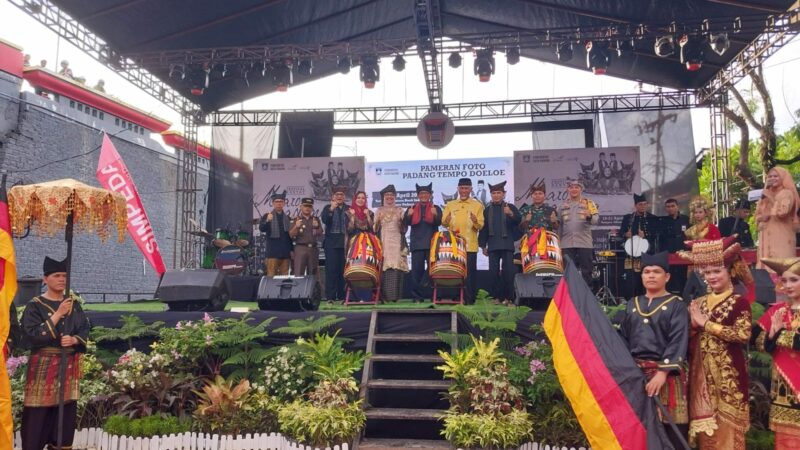 Gubernur Sumbar, Mahyeldi Ansharullah bersama Wali Kota Padang Hendri Septa dan Wawako Ekos Albar membuka secara resmi Festival Muaro Padang,