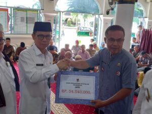 Jelang Lebaran, RT dan RW se Padang Timur Terima Dana Operasional