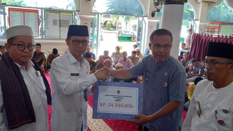 Jelang Lebaran, RT dan RW se Padang Timur Terima Dana Operasional