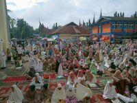 Pesan Salat Id di Solok, Bupati Minta Warga Jaga Kedamaian Agar Investasi Masuk