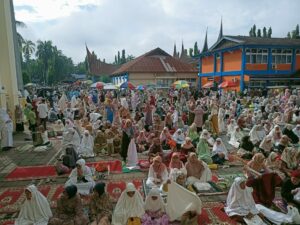 Pesan Salat Id di Solok, Bupati Minta Warga Jaga Kedamaian Agar Investasi Masuk