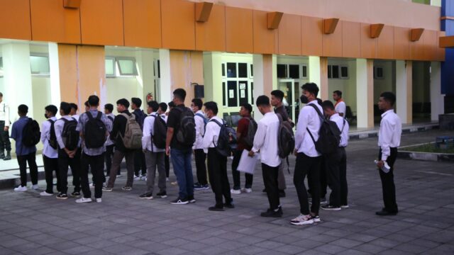 Sebanyak lebih dari 21 ribu calon mahasiswa baru mengikuti Ujian Tertulis Berbasis Komputer Seleksi Nasional Berdasarkan Tes (UTBK-SNBT) pada Seleksi Nasional Penerimaan Mahasiswa