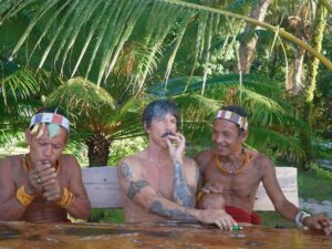 Vokalis Red Hot Chili Peppers 'Ritual Tembakau' Bersama 2 Sikerei Mentawai