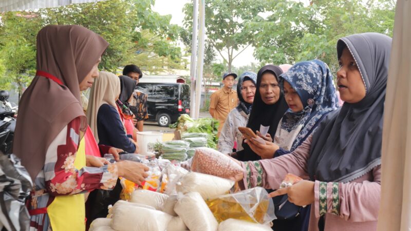 Pemko Payakumbuh kembali menggelar Gerakan Pangan Murah (GPM) di Pelataran Parkir Kantor Balai Kota Payakumbuh, Senin (1/4/2024).