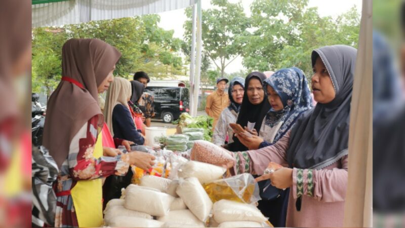 Pemko Payakumbuh kembali menggelar Gerakan Pangan Murah (GPM) di Pelataran Parkir Kantor Balai Kota Payakumbuh, Senin (1/4/2024).