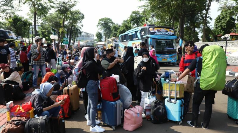 Sebanyak 150 bus Pulang Basamo untuk gelombang kedua resmi dilepas, Kamis (4/4/2024). Ratusan bus mudik bareng yang digagas Presiden