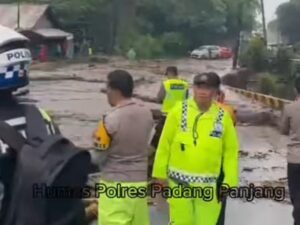 Jalur Padang Panjang-Bukittinggi tidak bisa dilewati kendaraan akibat banjir lahar dingin yang terjadi di Aia Angek, Kecamatan X Koto,