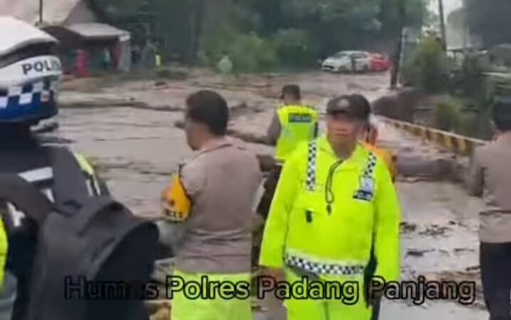 Jalur Padang Panjang-Bukittinggi tidak bisa dilewati kendaraan akibat banjir lahar dingin yang terjadi di Aia Angek, Kecamatan X Koto,