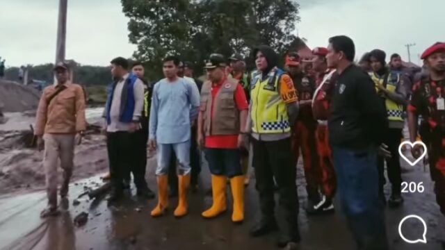 Kapolresta Bukittinggi, Kombes Pol Yessi Kurniati meninjau lokasi musibah banjir lahar dingin aliran Gunung Marapi di Bukit Batabuah,